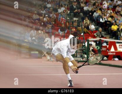 Tim Henman, en Grande-Bretagne, en action contre Jonas Bjorkman, en Suède, lors de l'ouverture de leur match du groupe mondial de la coupe Davis à la National Indoor Arena, Birmingham. Banque D'Images