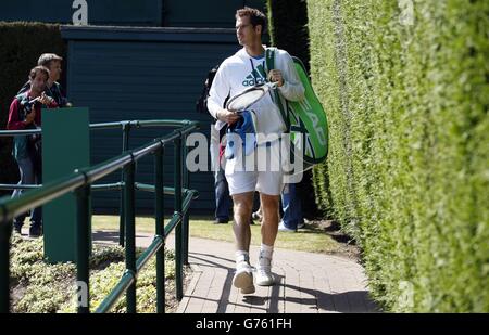 Andy Murray arrive au parc Aorangi pour une séance d'entraînement pendant le septième jour des championnats de Wimbledon au All England Lawn tennis and Croquet Club, Wimbledon. ASSOCIATION DE PRESSE photo Date: Dimanche 29 juin 2014. Voir PA Story TENNIS Wimbledon. Le crédit photo doit être lu : Jonathan Brady/PA Wire. Banque D'Images