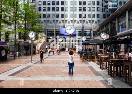 Six conseils d'horloges situées à One Canada Square à Canary Wharf - public art sculpture par Konstantin Grcic Banque D'Images