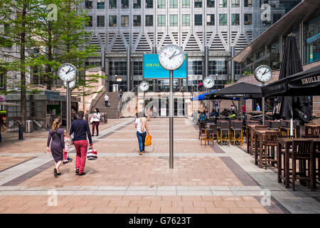 Six conseils d'horloges situées à One Canada Square à Canary Wharf - public art sculpture par Konstantin Grcic Banque D'Images