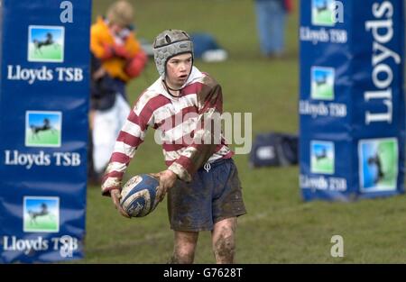 Un enfant participe au tournoi du mini lors de la visite du club de rugby Lloyds TSB à Myhabit à Édimbourg. Banque D'Images