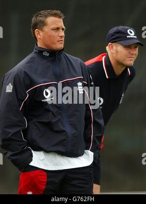 Angleterre pratique Nouvelle-Zélande.Darren Gough (à gauche) et Matthew Hoggard pendant la session TEAM Net à Carisbrook, en Nouvelle-Zélande. Banque D'Images