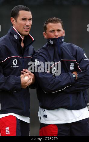 Ben Hollioake (à gauche) et Darren Gough, en Angleterre, pendant la session TEAM Net à Carisbrook, en Nouvelle-Zélande. Banque D'Images