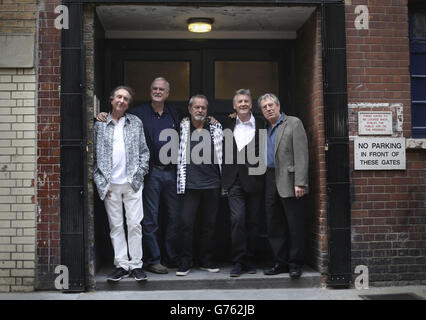 (De gauche à droite) Eric Idle, John Cleese, Terry Gilliam, Michael Palin et Terry Jones de Monty Python à un photocall avant leur série de dates live qui commencent à l'O2 Arena. Banque D'Images