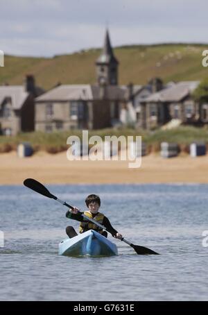 Ben Litherland fait des kayaks au large d'Elie Beach, en Écosse, alors que le temps chaud frappe certaines parties du Royaume-Uni. Banque D'Images