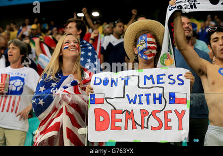 Football - coupe du monde de la FIFA 2014 - Round de 16 - Belgique / Etats-Unis - Arena fonte Nova.Les fans américains montrent leur soutien à Clint Dempsey dans les stands Banque D'Images