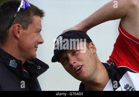 Ashley Giles en Angleterre (à gauche) et Andrew Flintooff lors de la session TEAM Net à Eden Park, Auckland. Le capitaine d'Angleterre Nasser Hussain était aujourd'hui en voyage de retour de Perth après avoir assisté au service commémoratif de Ben Hollioake. Banque D'Images