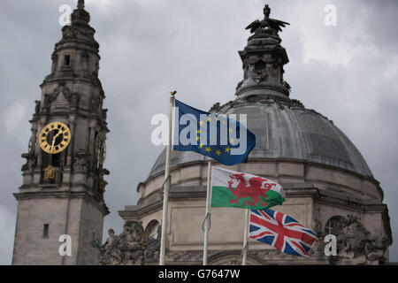 Un drapeau gallois au Pays de Galles entre une Union Jack et un drapeau de l'Union européenne. Banque D'Images