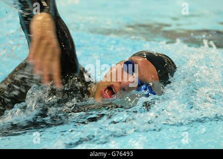 Ian Thorpe, nageur de médailles d'or aux Jeux olympiques australiens, pionne dans la piscine d'entraînement du Manchester Aquatics Centre, un lieu pour les Jeux du Commonwealth. Banque D'Images