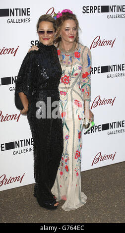 Alice Temperley (à droite) arrive avec un invité inconnu à la fête d'été de la Serpentine Gallery dans le centre de Londres. Banque D'Images