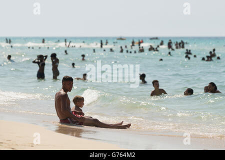 Les personnes bénéficiant de la plage à l'près de Playas del Este à La Havane Banque D'Images