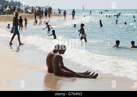 Les personnes bénéficiant de la plage à l'près de Playas del Este à La Havane Banque D'Images