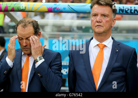 Football - coupe du monde de la FIFA 2014 - quart de finale - pays-Bas / Costa Rica - Arena fonte Nova.Louis van Gaal, directeur des pays-Bas (à droite) et Danny Blind, assistant, avant le lancement Banque D'Images