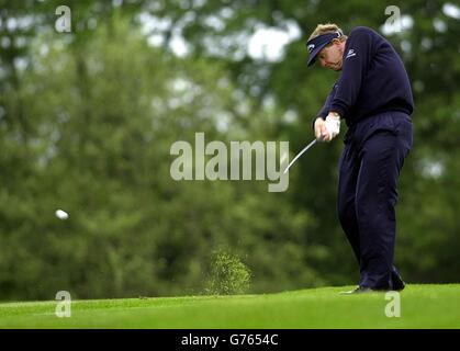 Colin Montgomerie en Écosse joue son deuxième au 1er green, lors du 2ème tour du Volvo PGA Championship au Wentworth Club, Virginia Water. Banque D'Images