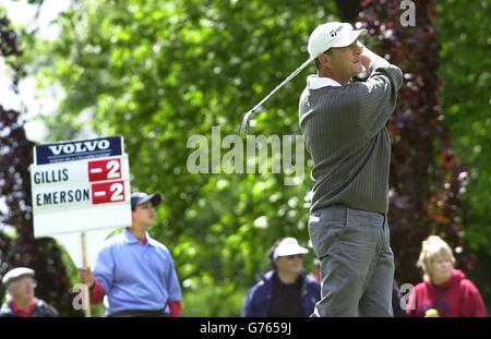 Gary Emerson, en Angleterre, joue son deuxième tir au premier trou, lors du troisième tour du championnat Volvo PGA au Wentworth Club, Virginia Water, Surrey. Banque D'Images