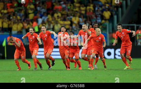 Football - coupe du monde de la FIFA 2014 - quart de finale - pays-Bas / Costa Rica - Arena fonte Nova.Les joueurs néerlandais célèbrent la victoire de la fusillade de pénalité Banque D'Images