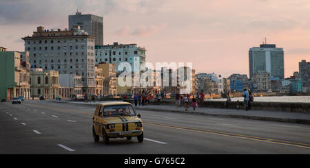 Vieille voiture roulant le long du Malecon (route du littoral) à La Havane, Cuba Banque D'Images