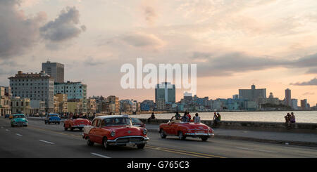 Classic cars conduite le long du Malecon (route du littoral) à La Havane, Cuba Banque D'Images