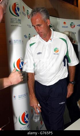 Mick McCarthy, directeur de la République d'Irlande, quitte brusquement la conférence de presse au Izumo Sports Park and Dome, Izumo, Japon. Quinn a révélé comment les 22 membres de l'équipe de la coupe du monde de la République d'Irlande ont voté en faveur de Roy Keane n'étant pas autorisé à revenir. * ... à l'extrême-Orient. Banque D'Images