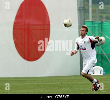 Le David Beckham d'Angleterre en action pendant l'entraînement à Awaji, au Japon, alors que l'équipe a poursuivi ses préparatifs pour leur premier match de coupe du monde contre la Suède. Banque D'Images