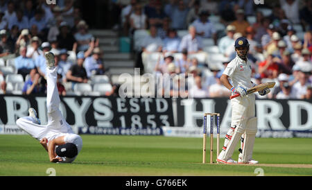 Le capitaine Alastair Cook d'Angleterre (à gauche) prend les prises au large de l'Inde Ajinkya Rahane pendant le premier jour du premier match d'essai d'Investec à Trent Bridge, Nottingham. Banque D'Images