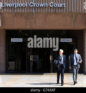 Sir Peter Fahy, chef de la police du Grand Manchester (à gauche), quitte la cour d'assises de Liverpool, à Liverpool, où il a été accusé de ne pas avoir rempli un devoir en vertu de la Loi de 1974 sur la santé et la sécurité au travail, à la suite de la fusillade d'Anthony Grainger en mars 2012. Banque D'Images