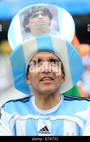 Un fan argentin montre son soutien dans les tribunes avec un chapeau Diego Maradona avant la demi-finale de la coupe du monde de la FIFA à l'Arena de Sao Paulo, Sao Paulo, Brésil. Banque D'Images