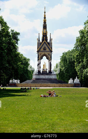 Vue sur l'Albert Memorial situé dans les jardins de Kensington, sur Albert Memorial Road, en face du Royal Albert Hall, l'un des monuments les plus ornés de Londres, conçu par George Gilbert Scott. Banque D'Images