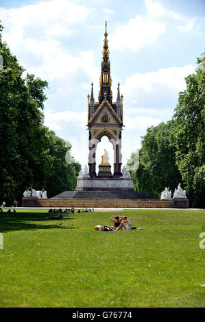 Vue sur l'Albert Memorial situé dans les jardins de Kensington, sur Albert Memorial Road, en face du Royal Albert Hall, l'un des monuments les plus ornés de Londres, conçu par George Gilbert Scott. Banque D'Images