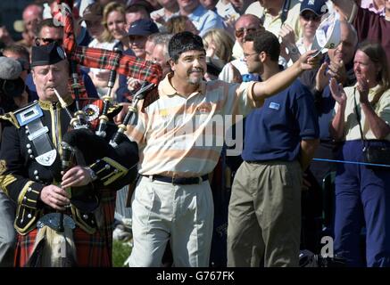 L'Argentin Eduardo Romero prend son chapeau à la foule alors qu'il est piqué sur le 18ème vert pour être remis avec le trophée, après avoir remporté l'Open d'Écosse dans un match avec Fredrik Jacobson de Suède au Loch Lomond. Banque D'Images