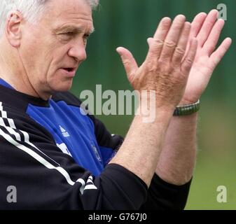 Sir Bobby Robson, gérant de Newcastle United, participe à la séance de formation pré-saison de son équipe au terrain d'entraînement Blue Flame, à Newcastle. Banque D'Images