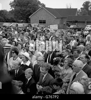 Austen Brooks, vice-président de la Ligue des Loyalistes de l'Empire, dans la foule en tant que membres de la Ligue a chahuté Sir Alec Douglas-Home lorsqu'il a pris la parole lors d'une réunion en plein air à l'arrière d'un camion à Ongar, dans l'Essex. Le premier ministre - qui faisait un tour de « coup de sifflet » dans l'est de Londres et l'Essex - venait de s'élever pour parler à Ongar quand M. Brooks a osé « trouver le meilleur de l'homme blanc en Rhodésie ». Banque D'Images