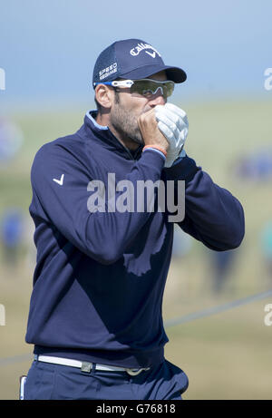 Golf - Aberdeen Asset Management Scottish Open - deuxième jour - Royal Aberdeen.Alvaro Quiros lutte contre le froid au cours du deuxième jour de l'Aberdeen Asset Management Scottish Open à Royal Aberdeen, Aberdeen. Banque D'Images