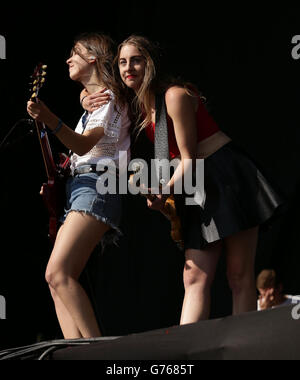 Les sœurs Danielle et Este Haim de Haim se présentant sur la scène principale au festival T in the Park, qui s'est tenu au parc Balado à Kinross, en Écosse. Banque D'Images