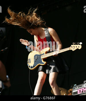 Este Haim de Haim se présentant sur la scène principale au festival T in the Park, qui s'est tenu au parc Balado à Kinross, en Écosse. Banque D'Images