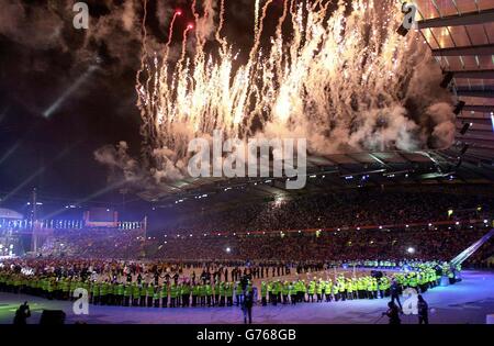 Un spectaculaire feu d'artifice termine la cérémonie de clôture des Jeux du Commonwealth de 2002 au City of Manchester Stadium, Manchester, dimanche. Banque D'Images