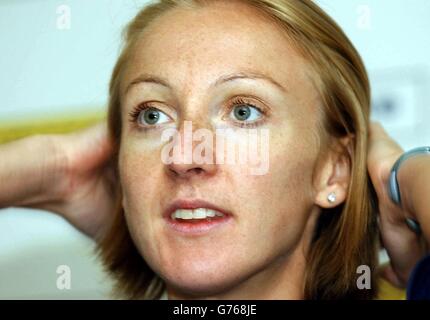 Paula Radcliffe, en Angleterre, au stade olympique de Munich, en Allemagne. Radcliffe aura pour objectif d'ajouter le titre européen de 10 000 m à ses 5 000 m d'Or du Commonwealth, lorsqu'elle se présentera le jour d'ouverture des championnats d'athlétisme européens. Banque D'Images