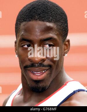 Les Dwain Chambers de Grande-Bretagne donnent le sourire après avoir remporté la course de qualification de la course de 100m masculin lors des championnats d'athlétisme européens, au stade olympique de Munich, en Allemagne. * Chambers est retourné à la piste pour la première fois, depuis sa sortie spectaculaire des Jeux du Commonwealth 100m final. Banque D'Images