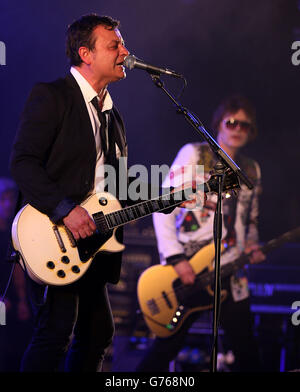 Manic Street Preachers James Dean Bradfield et Nicky Wire se déroulent dans la tente King Tuts Wah Wah Wah au festival T in the Park, qui s'est tenu au parc Balado à Kinross, en Écosse. Banque D'Images