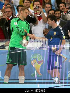 Le gardien de but allemand Manuel Neuer (à gauche) serre la main avec Lionel Messi d'Argentine après avoir respectivement gagné les trophées Golden Glove et Golden ball. Banque D'Images