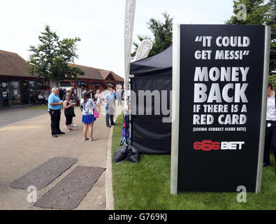 Les Racegoers s'imprégnent de l'atmosphère le jour de la coupe de juillet de Darley À l'hippodrome de Newmarket Banque D'Images