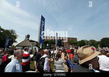 Les Racegoers s'imprégnent de l'atmosphère le jour de la coupe de juillet de Darley À l'hippodrome de Newmarket Banque D'Images