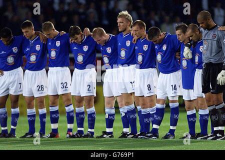 Les joueurs de Millwall prennent part à un silence d'une minute à la mémoire de ceux qui sont morts l'année dernière à New York et Washington le 11 septembre, avant la première partie de la coupe Worthington à Nene Park, Rushden. PAS D'UTILISATION DU SITE WEB DU CLUB OFFICIEUX. Banque D'Images