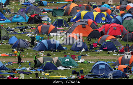 Des tentes de contrôle de sécurité dans l'un des campings du festival de musique T in the Park à Balado à Kinross-shire, l'événement se déplacera dans le domaine du château de Strathallan à Perthshire l'année prochaine. Banque D'Images