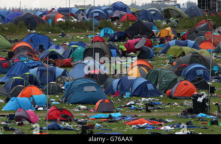 Des tentes de contrôle de sécurité dans l'un des campings du festival de musique T in the Park à Balado à Kinross-shire, l'événement se déplacera dans le domaine du château de Strathallan à Perthshire l'année prochaine. Banque D'Images