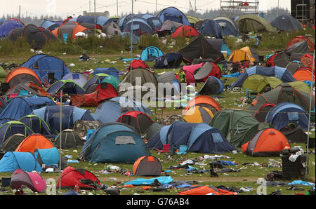 Des tentes de contrôle de sécurité dans l'un des campings du festival de musique T in the Park à Balado à Kinross-shire, l'événement se déplacera dans le domaine du château de Strathallan à Perthshire l'année prochaine. Banque D'Images