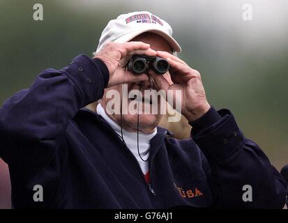 L'ancien président américain George Bush regarde le deuxième jour de compétition à la Ryder Cup au Beffroi, près de Sutton Coldfield. Banque D'Images