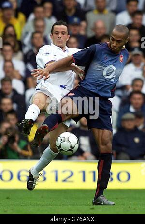 Gary Kelly de Leeds United (à gauche) lutte pour le ballon contre Thierry Henry d'Arsenal lors de leur match de First ership de FA Barclaycard au terrain de Leeds Elland Road Ground, dans le Yorkshire. Arsenal défait Leeds United 4-1. Banque D'Images