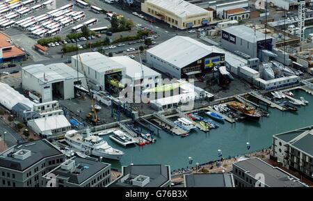 Vue générale du port d'Auckland montrant une partie du 'Syndicate's Row' où la Grande-Bretagne s'alignent avec les huit autres challengers et l'équipe de défense de la maison pour la coupe de l'Amérique en Nouvelle-Zélande. * de gauche à droite au centre de l'image sont Dennis Conner's Stars and Stripes équipe, l'équipe française la Defi Areva où il ya des bateaux jaune vif peut être clairement vu, l'équipe suédoise de victoire, et le défi GBR de Grande-Bretagne. GBR Challenge appartenant à Peter Harrison est le premier syndicat britannique à participer à la course de yacht de 151 ans depuis 1988. Banque D'Images