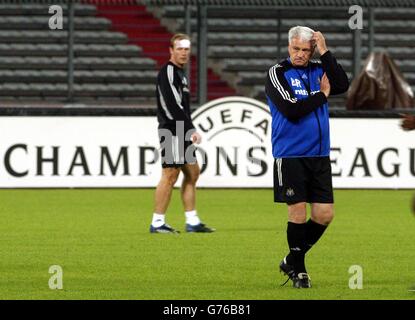 Bobby Robson, le gérant de Newcastle United, grimpe la tête, le buteur Alan Shearer (à gauche) marchant en arrière-plan lors d'une session d'entraînement à Turin Stadio, Dell Alpi, en Italie, avant le match de la Ligue des champions contre Juventus. Banque D'Images